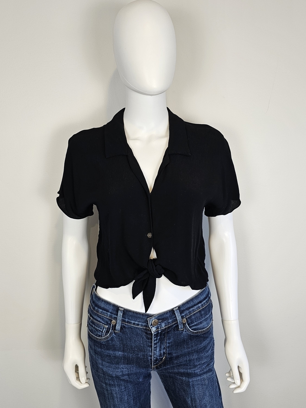 Wilfred Aritzia Black Cropped Collared Button Up Front Tie Top Sz XS